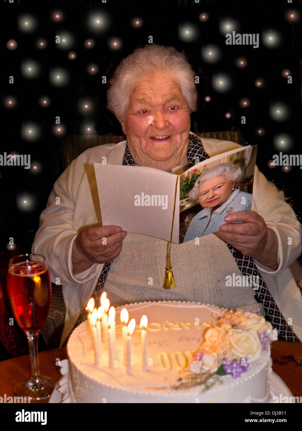 100 Anni Card Celebrations Happy ALERT donna anziana a 100 anni di età con la sua torta di compleanno e tradizionale carta di congratulazioni da HM la Regina Foto Stock