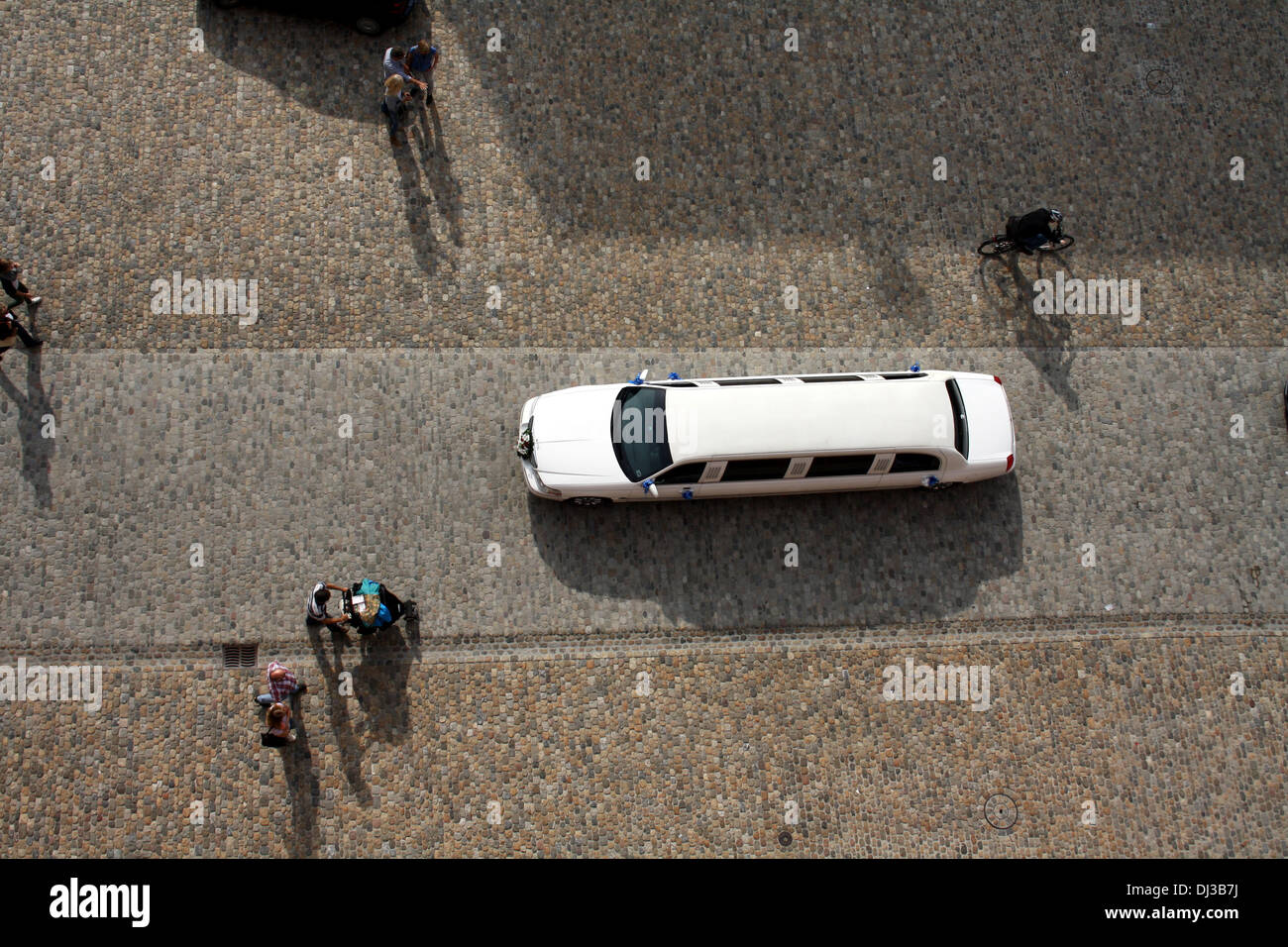 Un colpo di una limousine bianca prendere dalla sommità del Basilea Minster. Foto Stock