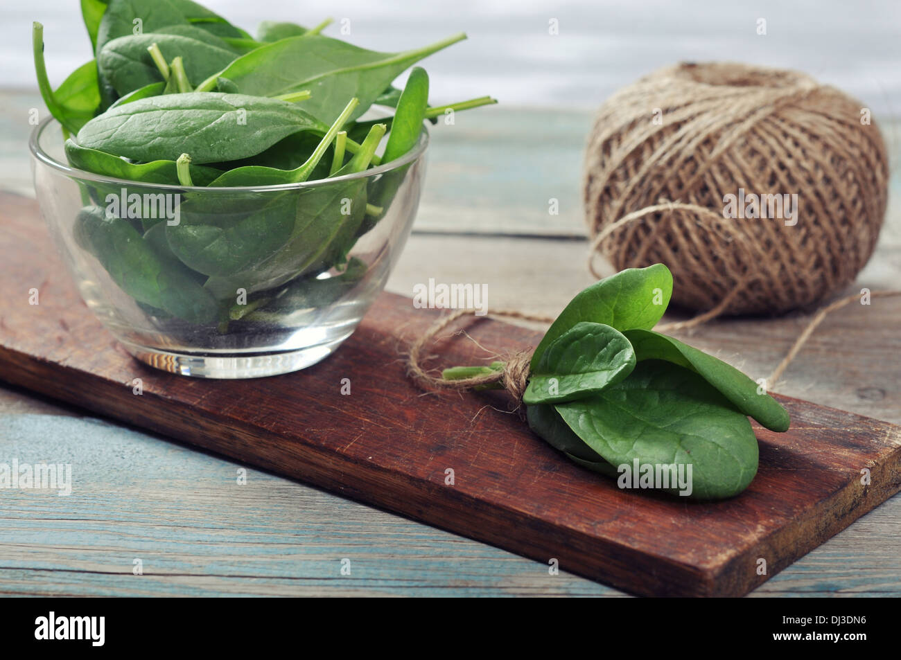 Spinaci freschi foglie sul tagliere di legno closeup Foto Stock