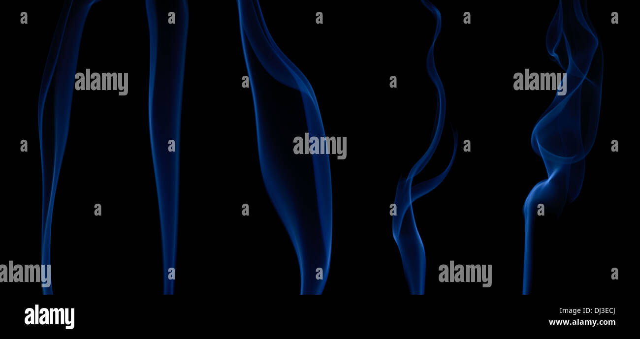 Set di forme d'onda liscia di fumo blu su sfondo nero. Abstract di elementi trasparenti. Foto Stock