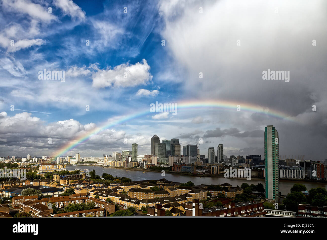 Regno Unito: Meteo arcobaleno colorato si rompe durante un breve acquazzone oltre a sud-est di Londra tra cui Canary Wharf business park Foto Stock