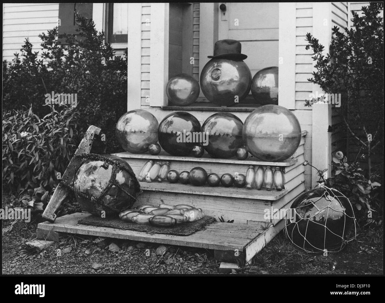 Questa immagine mostra una collezione di galleggianti in vetro orientale, spesso utilizzati per la pesca. Queste palline decorative in vetro sono diventate oggetti da collezione iconici grazie al loro design unico e alla loro storia. Foto Stock