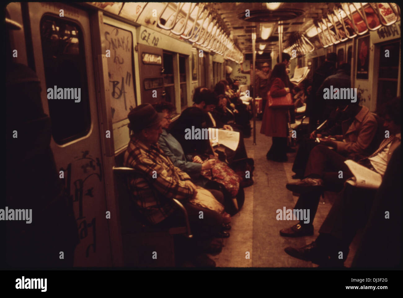 Passeggeri a bordo del NEW YORK CITY Transit Authority alla metropolitana sulla Lexington Avenue linea sono ignari a . 653 Foto Stock