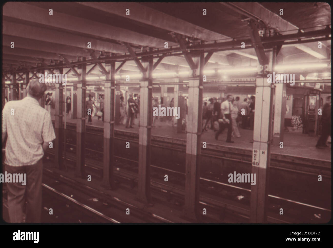 I passeggeri in attesa per la metropolitana sulla Lexington Avenue linea azionato da NEW YORK CITY Transit Authority. L' . 821 Foto Stock