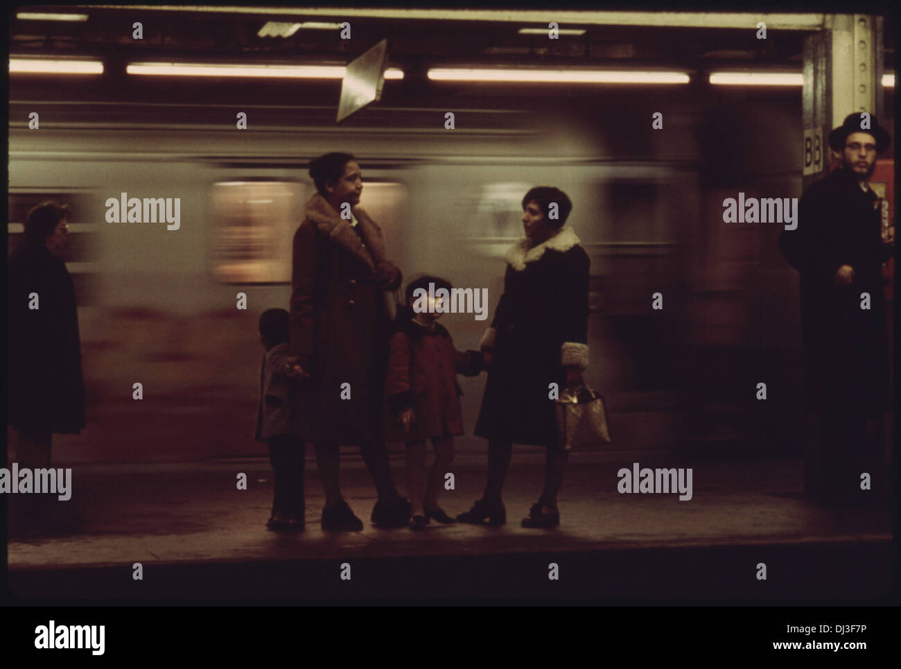 I passeggeri di attendere per un LEXINGTON AVENUE metropolitana della linea su uno dei NEW YORK CITY Transit Authority piattaforme. Un nuovo 2ND . 658 Foto Stock