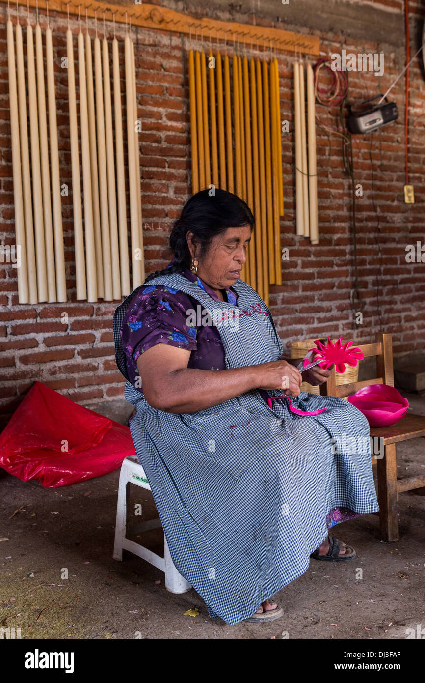 Un zapoteco donna indigena crea cera d'api dei fiori per il Giorno dei Morti festival noto in spagnolo come Día de Muertos. Foto Stock