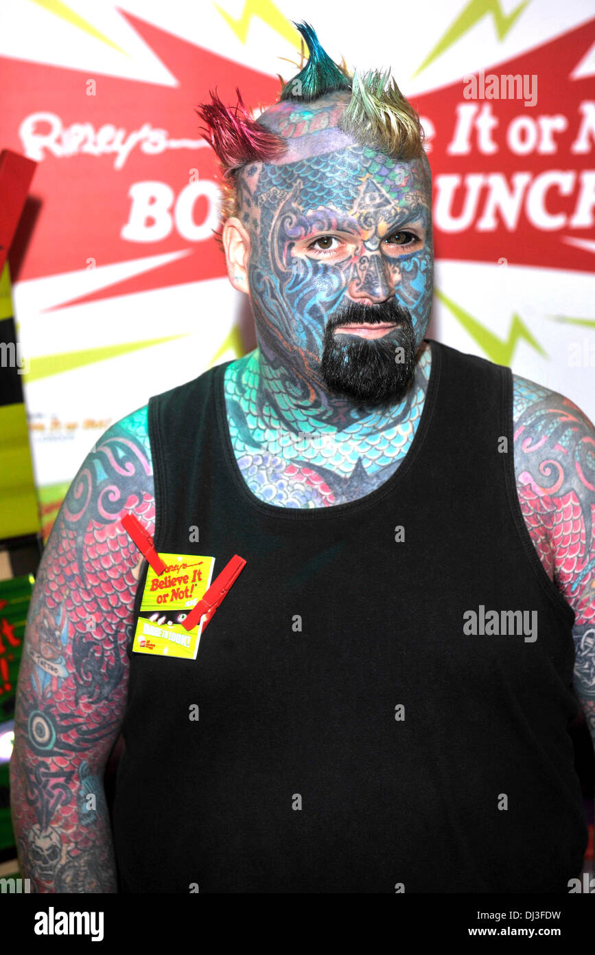 Londra, Regno Unito. Xx Novembre 2013. Mathew Whelan da Birmingham, che legalmente cambiato il suo nome a "re della terra di inchiostro re Body Art estrema Ink-Ite', e ha 80% di il suo corpo coperto di tatuaggi e assiste il lancio di Crederci o no di Ripley! Annuale, abbiate il coraggio di guardare!, a Crederci o no di Ripley! Londra a Piccadilly Circus, Londra. 20/11/13 Foto di Brian Jordan/Alamy Live News Foto Stock