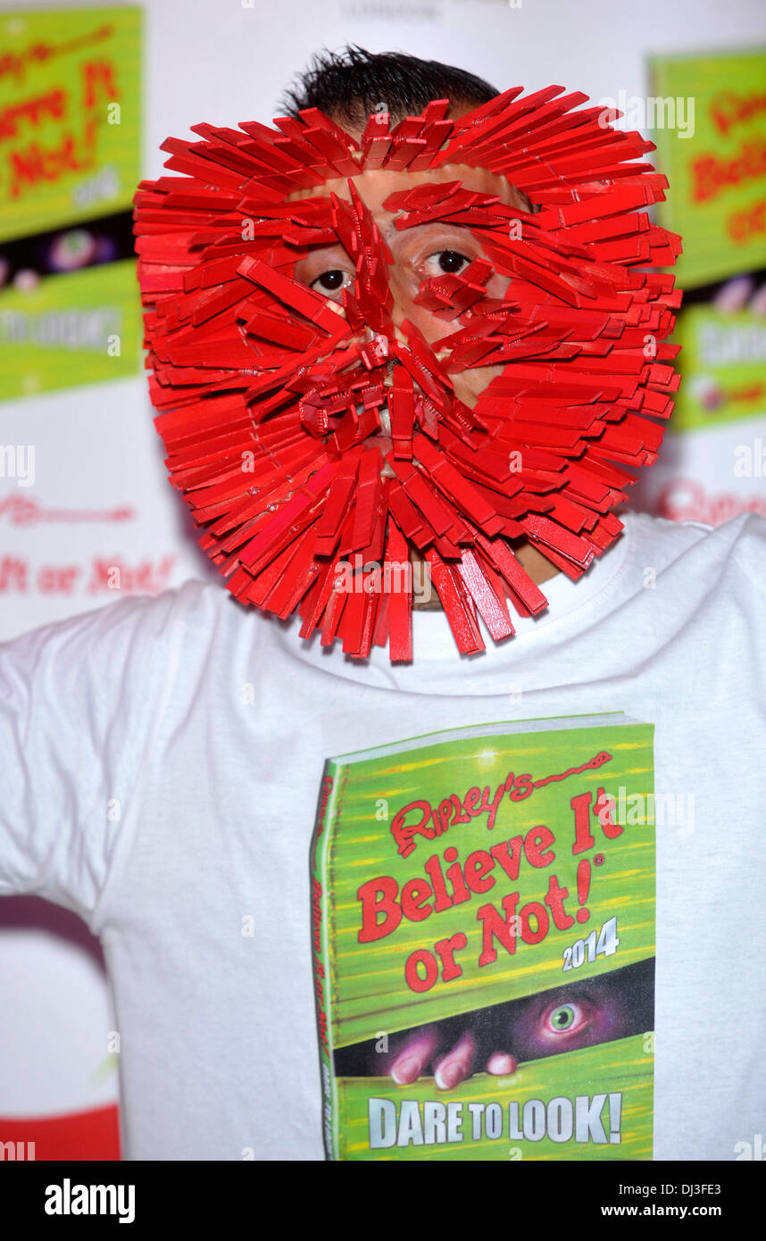 Londra, Regno Unito. Xx Novembre 2013. Peg uomo Kelvin Mercado, rompe il record di quanti pioli di una sola persona possono mettere sul loro viso con 163, in occasione del lancio di Ripley's credere o non 2014 Foto di Brian Jordan/Alamy Live News Foto Stock Londra, Regno Unito. Xx Novembre 2013. Peg uomo Kelvin Mercado, rompe il record di quanti pioli di una sola persona possono mettere sul loro viso con 163, in occasione del lancio di Ripley's credere o non 2014 Foto di Brian Jordan/Alamy Live News Foto Stock