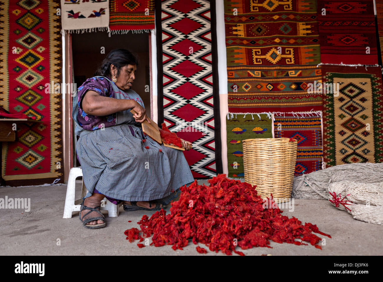 Un zapoteco donna indigena mano carte lana tinti in filo per essere utilizzati nella tessitura tappeti tradizionali in Teotitlan de Valle, Messico Foto Stock