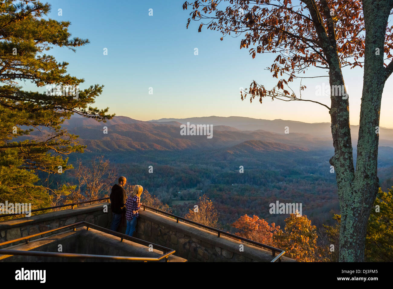 Vista sul parco nazionale di Great Smoky Mountains al tramonto dal look Rock si affacciano, Foothills Parkway, Tennessee, Stati Uniti d'America Foto Stock