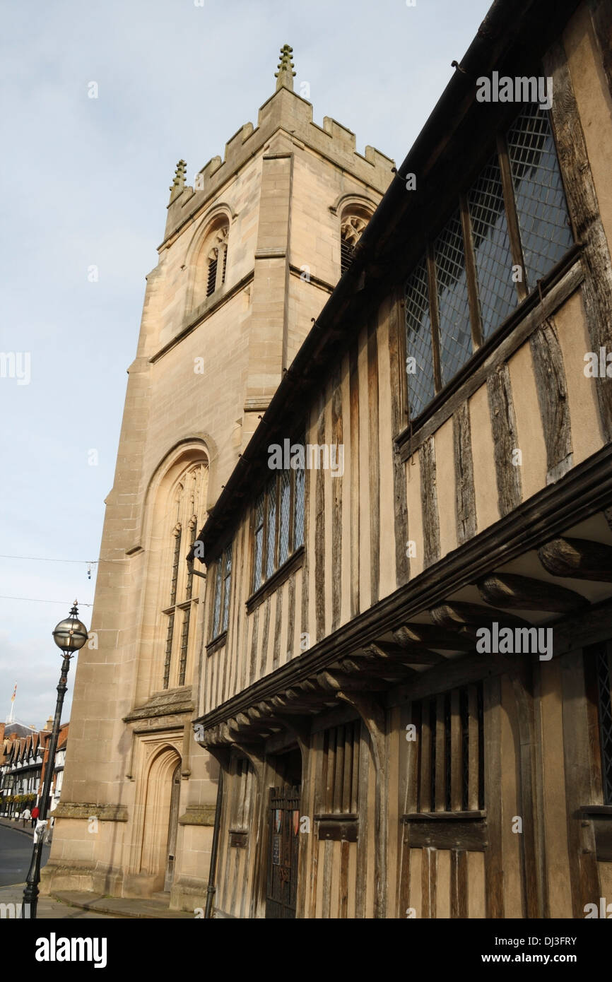 Edifici storici in legno per metà sala della scuola shakespeariana e la cappella della Gilda in Church Street Stratford upon Avon, Inghilterra, Regno Unito Foto Stock