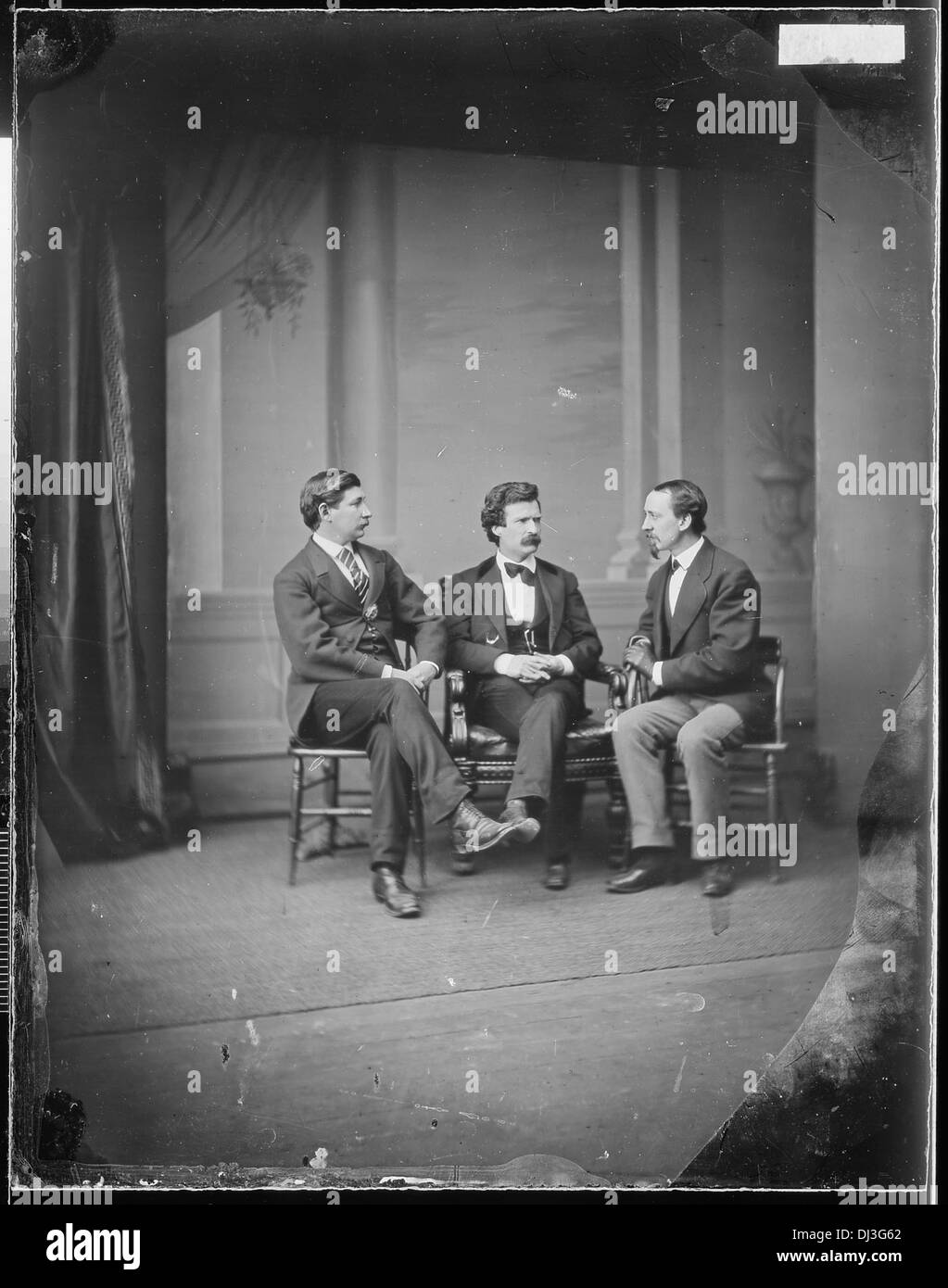 Una fotografia di Samuel L. Clemens (Mark Twain), George Alfred Townsend e David Gray, tre figure di rilievo nella letteratura e nel giornalismo americano. Clemens, meglio conosciuto per le sue opere come *le avventure di Tom Sawyer*, ha dato un contributo significativo alla cultura americana. Foto Stock