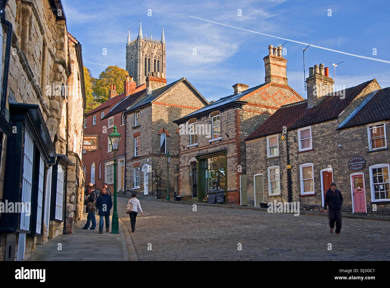 Ripida collina in Lincoln è fiancheggiata da palazzi e dominato dalla torre della Cattedrale di Lincoln.. Foto Stock