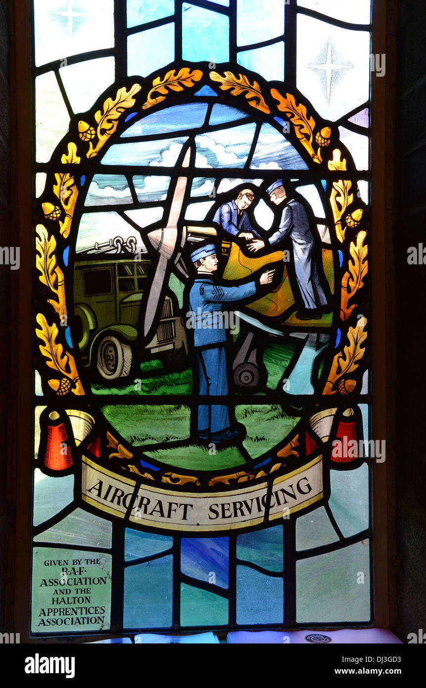 Una finestra di vetro colorato nella cappella del ricordo a Biggin Hill che commemora il velivolo personale di manutenzione. Alla Cappella di San Giorgio del Ricordo Foto Stock