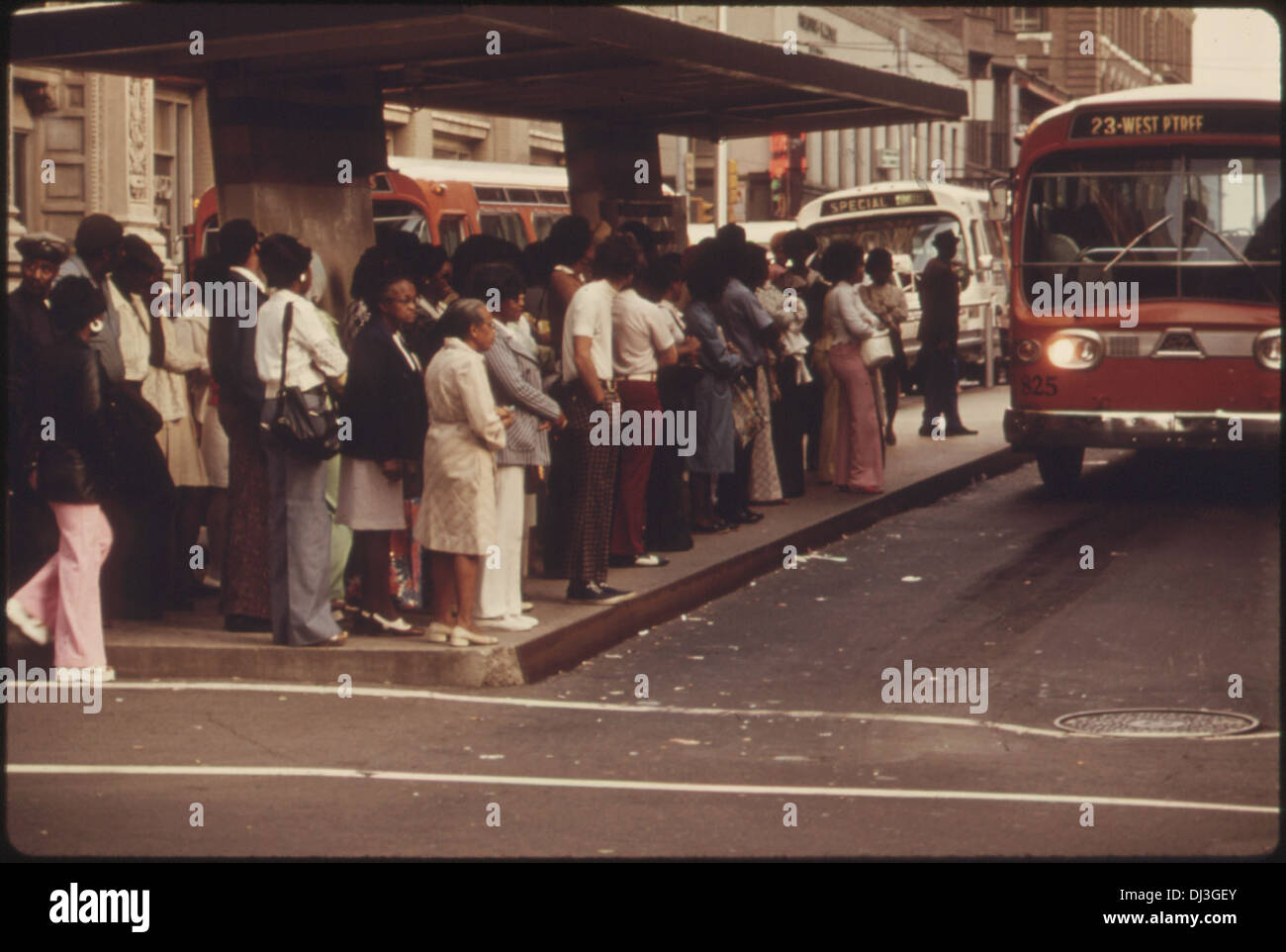 I passeggeri ad Atlanta, in Georgia, in attesa del loro Metropolitan Atlanta Rapid Transit Authority (MARTA) BUS durante . 786 Foto Stock