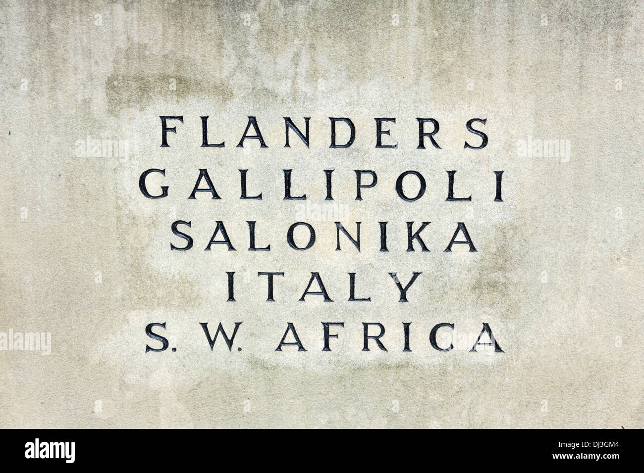 I nomi di significativi prima guerra mondiale le campagne scolpito sul memoriale di guerra al Trinity Street, Stalybridge, Greater Manchester Foto Stock