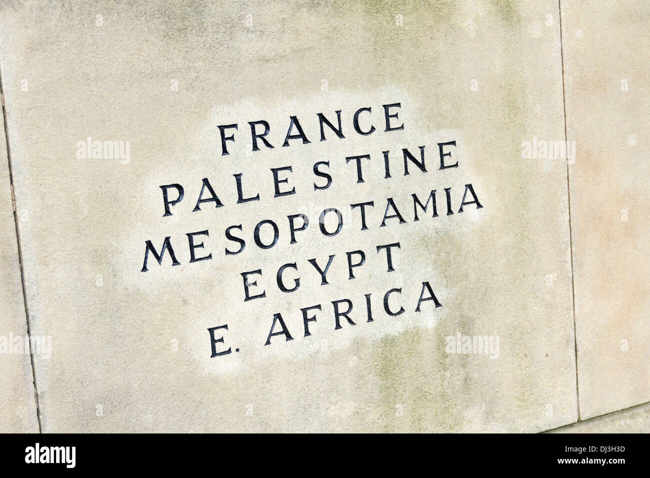 I nomi di significativi prima guerra mondiale le campagne scolpito sul memoriale di guerra al Trinity Street, Stalybridge, Greater Manchester Foto Stock