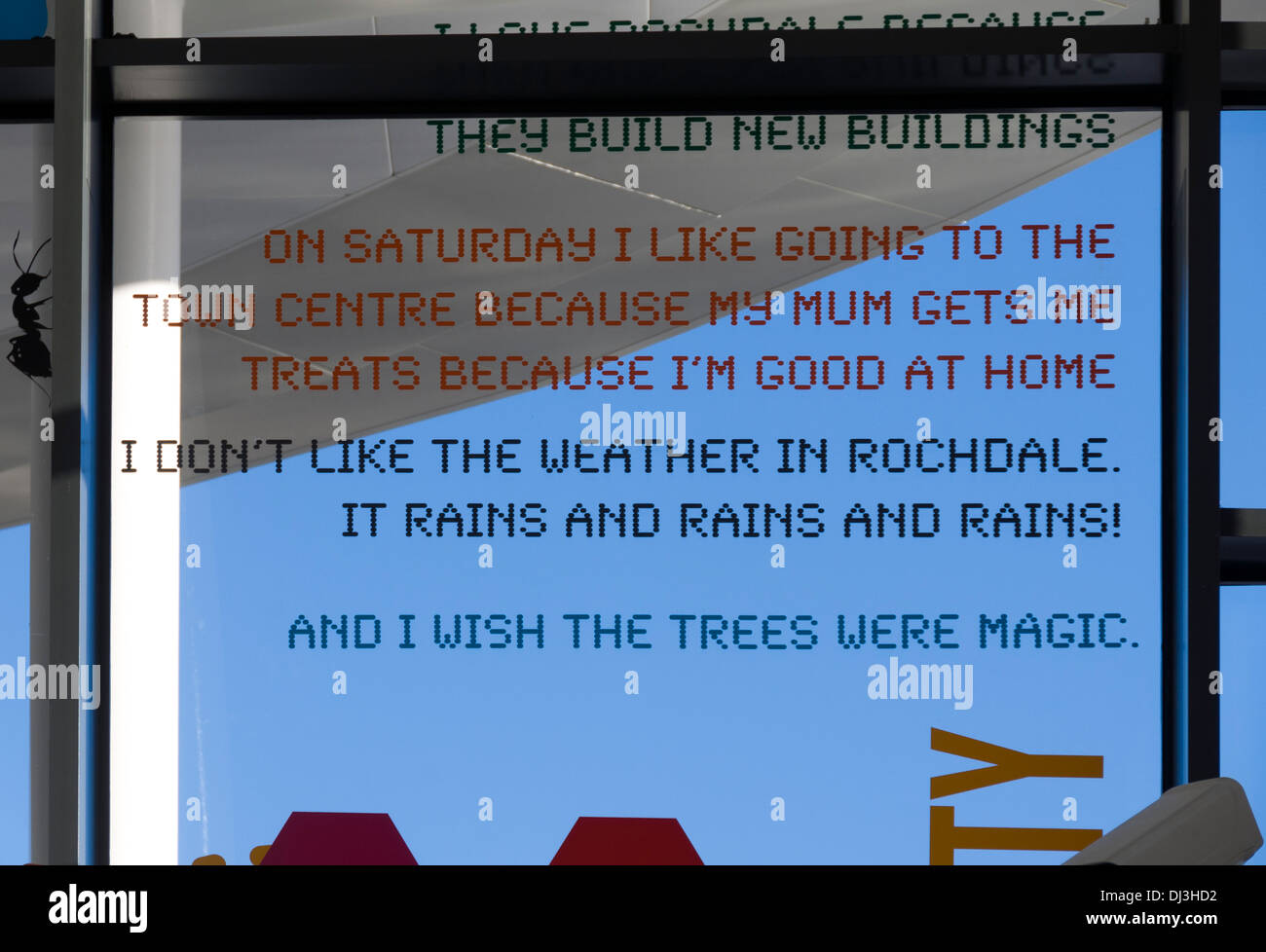 I bambini di citazioni su una finestra, Transport Interchange building, Rochdale, Greater Manchester, Inghilterra, Regno Unito. Aperto Novembre 2013. Foto Stock