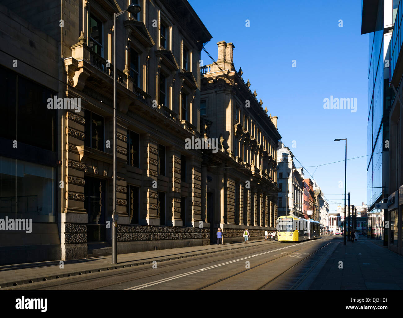 Tram Metrolink passando la Royal Bank of Scotland edificio su Mosley Street, Manchester, Inghilterra, Regno Unito Foto Stock