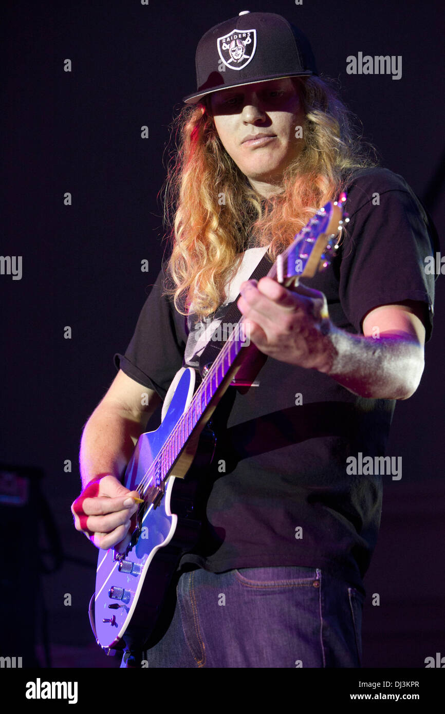 Chicago, Wisconsin, Stati Uniti d'America. 31 dic 2010. Il chitarrista DUSTIN BUSHNELL delle testine sporche suona presso il Navy Pier di Chicago, Illinois © Daniel DeSlover/ZUMAPRESS.com/Alamy Live News Foto Stock