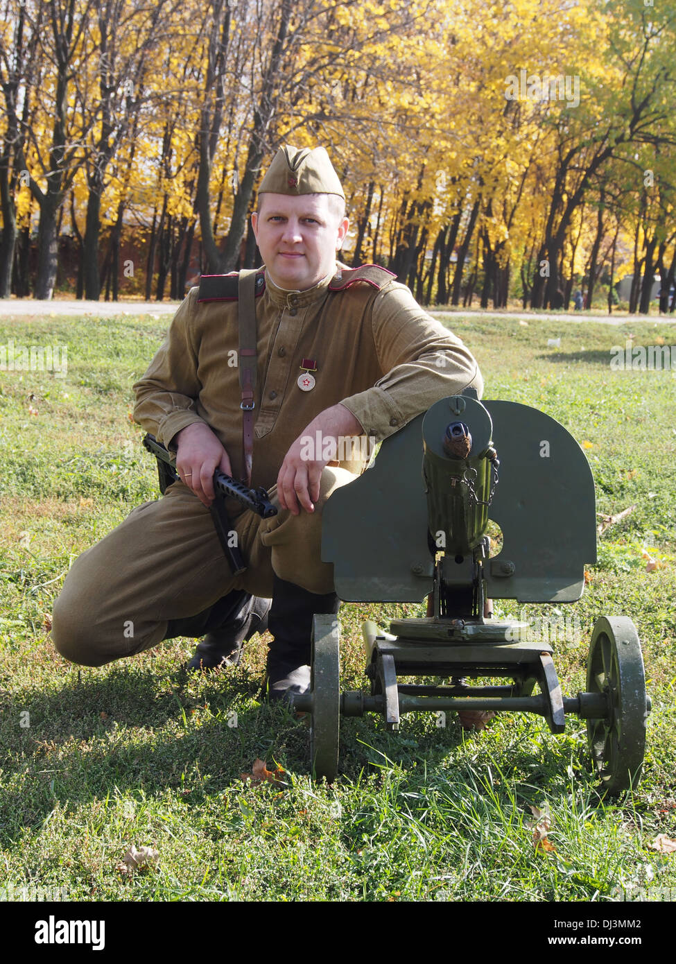 Ri-enactor nella forma di un esercito rosso soldato con una mitragliatrice Maxim Foto Stock