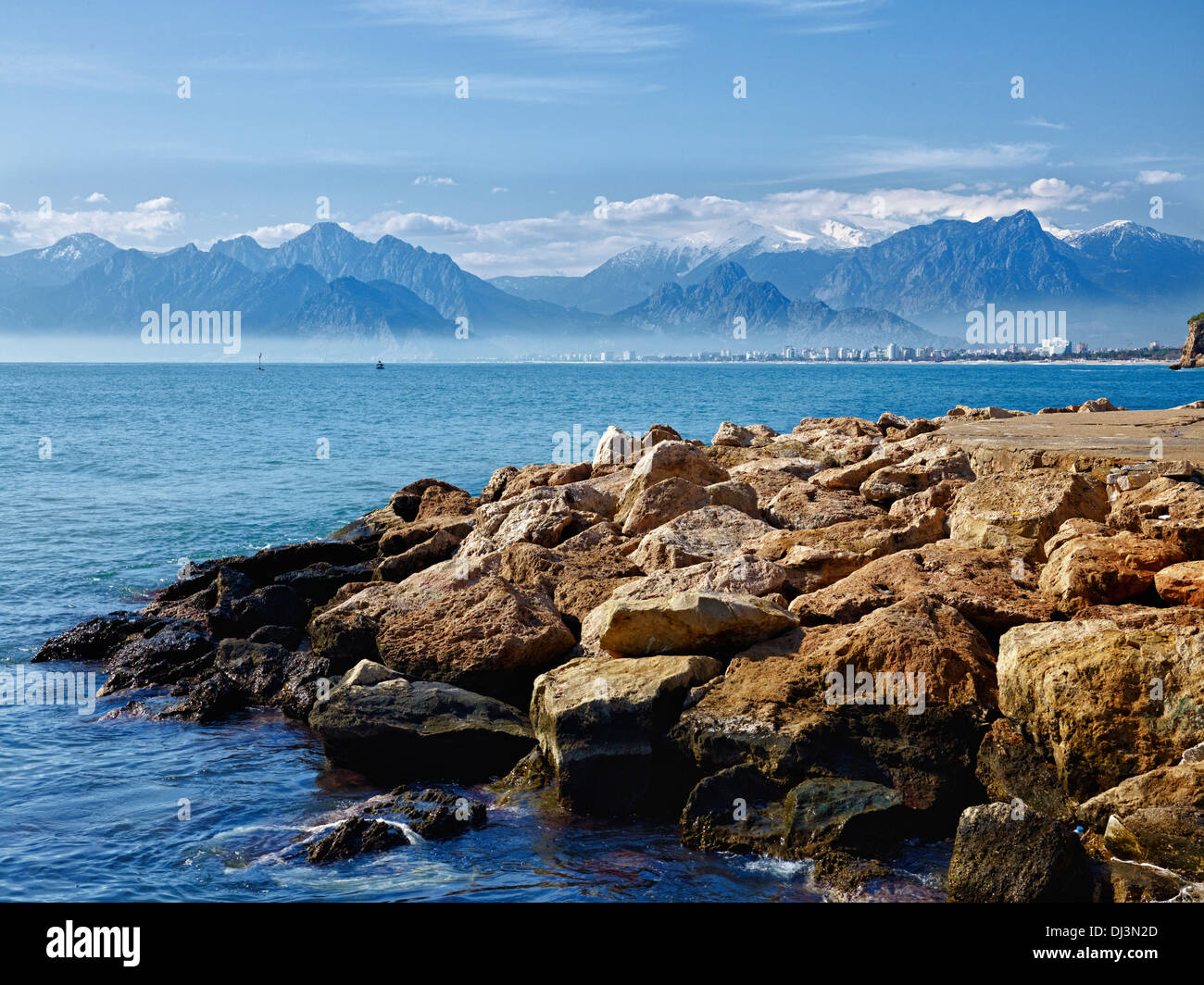 Mare e monti Taurus, Antalya, Turchia Foto Stock