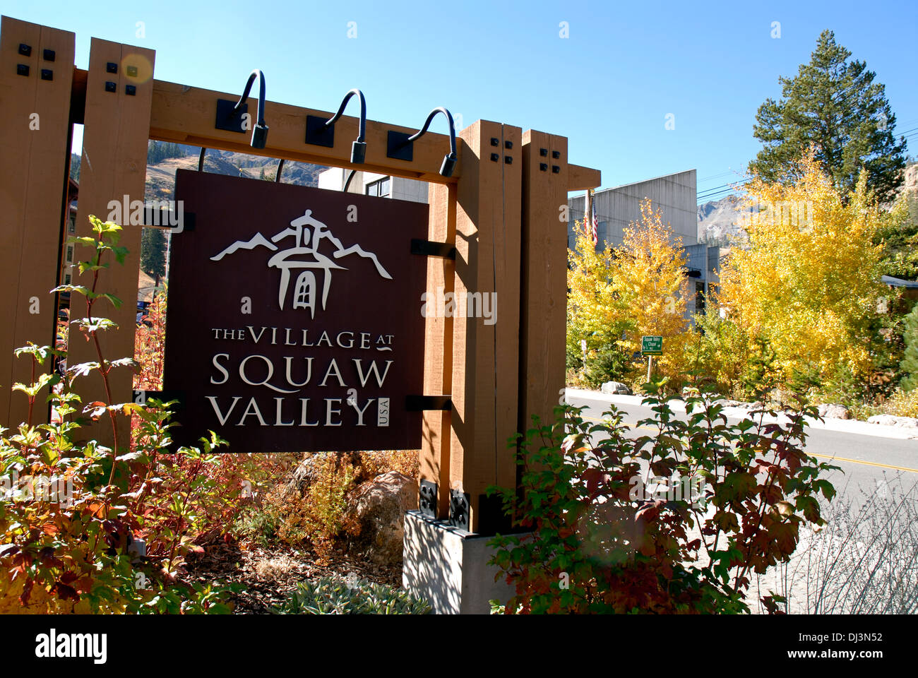 Segno per "villaggio" presso Squaw Valley Foto Stock