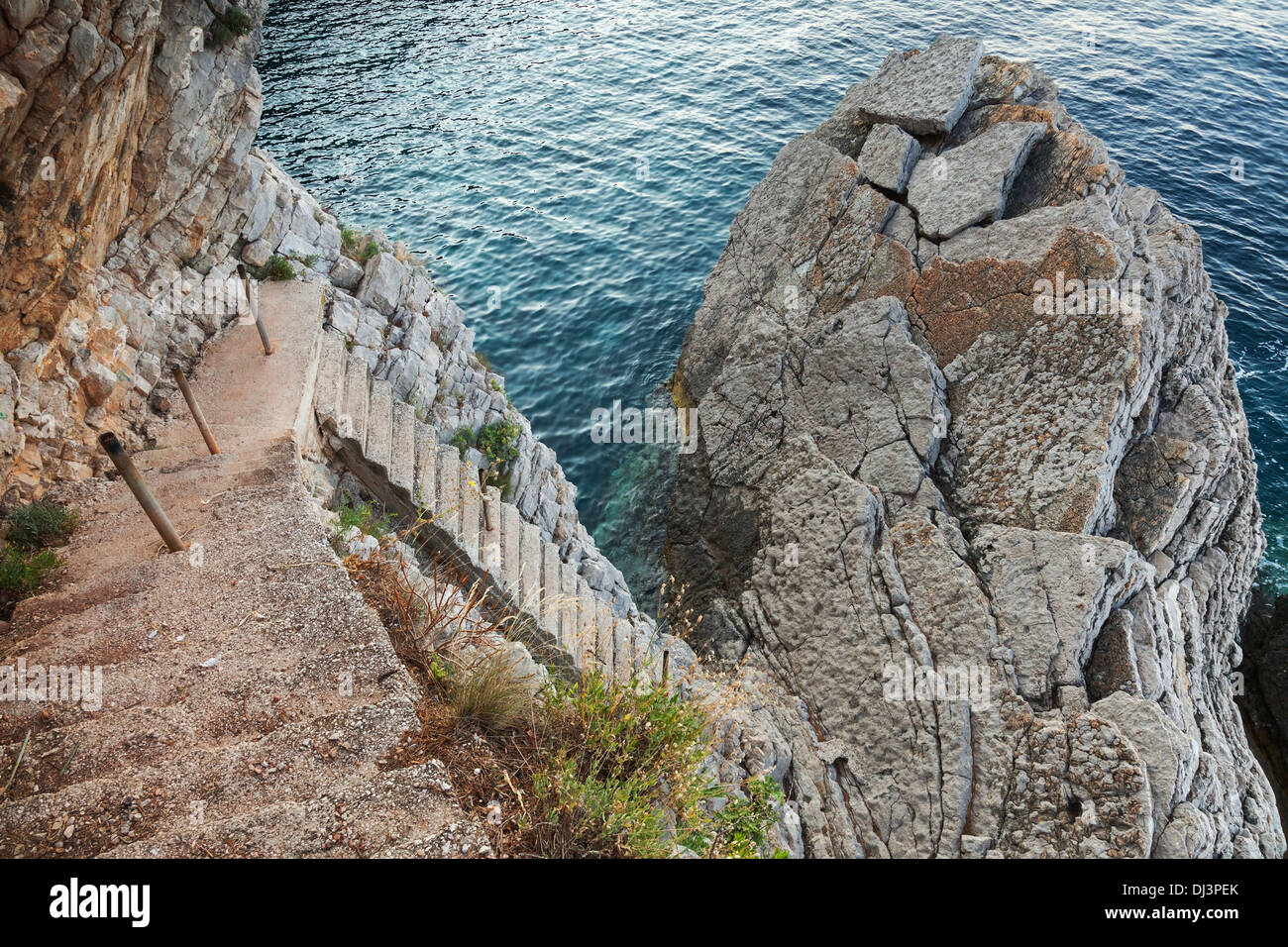 Vecchie scale di pietra che scende al mare d'acqua. Mare Adriatico, Montenegro Foto Stock