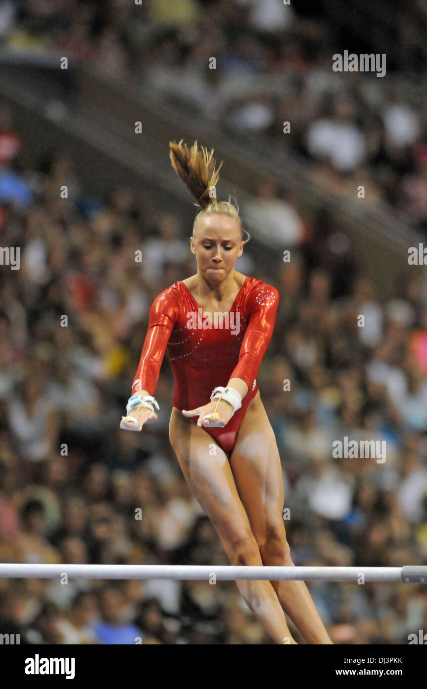 Nastia Liukin esegue durante gli Stati Uniti Olympic Gymnastics Team Trials ospitato a Filadelfia nel 2008. Foto Stock