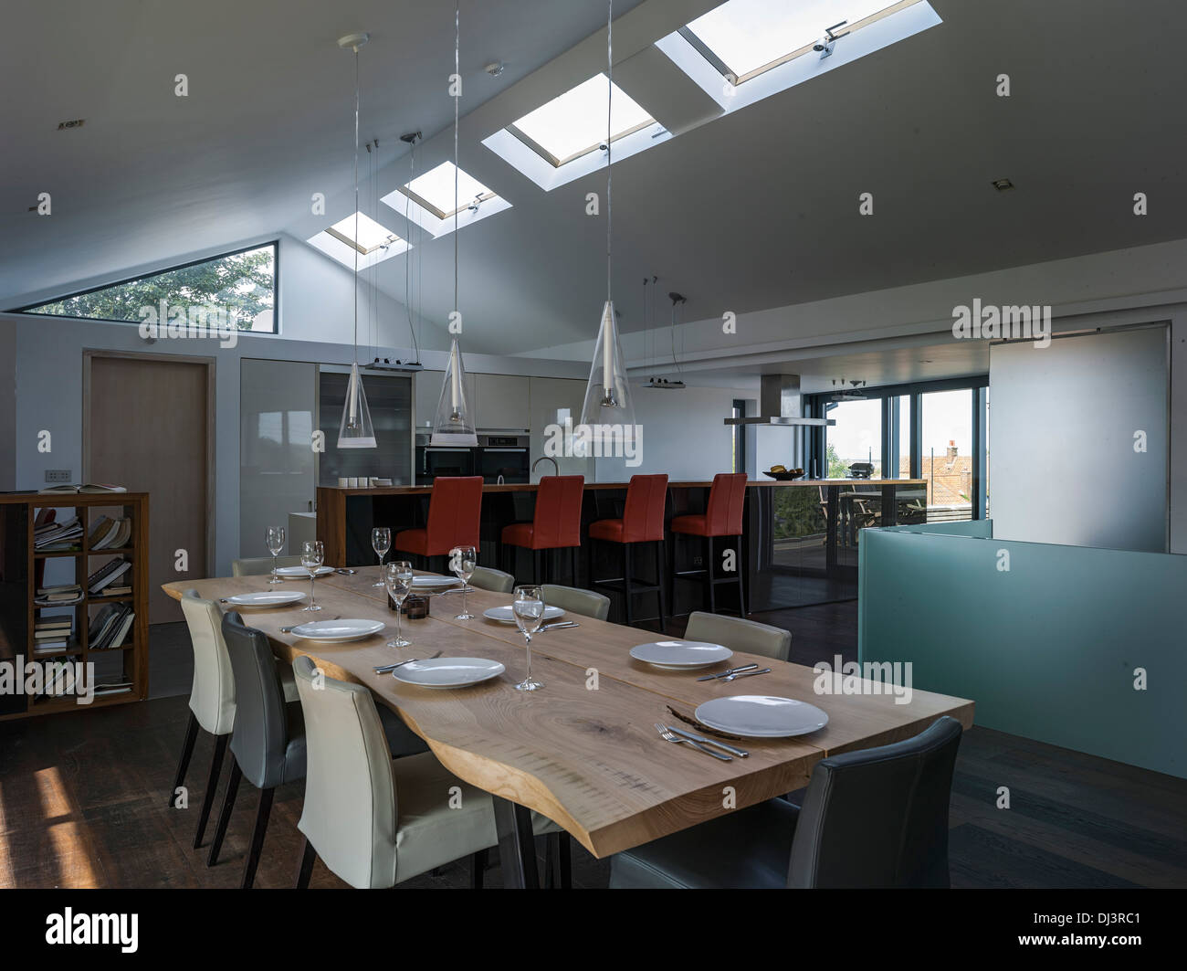 Casa privata, Mercato Burnham, Regno Unito. Architetto: Cowper Griffith architetti, 2013. Sala da pranzo verso la zona della cucina. Foto Stock