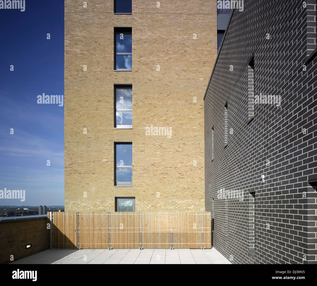 ST ANDREW'S APARTMENT COMPLEX BROMLEY-da-Bow, Londra, Regno Unito. Architetto: alleati e Morrison, 2012. Vista esterna-alta l Foto Stock