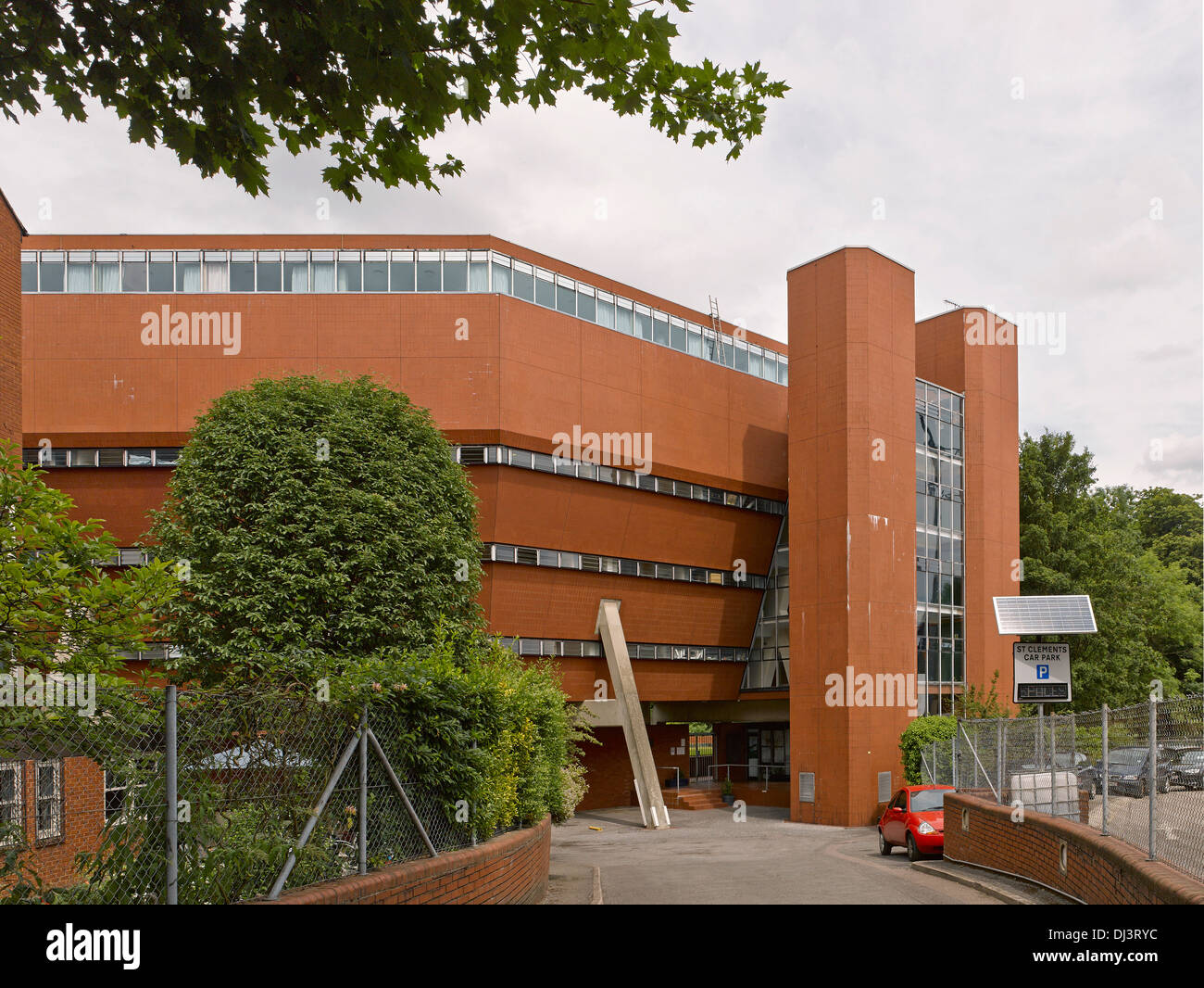 Il Florey Building, Oxford, Regno Unito. Architetto: Sir James Stirling, 1971. Principale approccio posteriore. Foto Stock