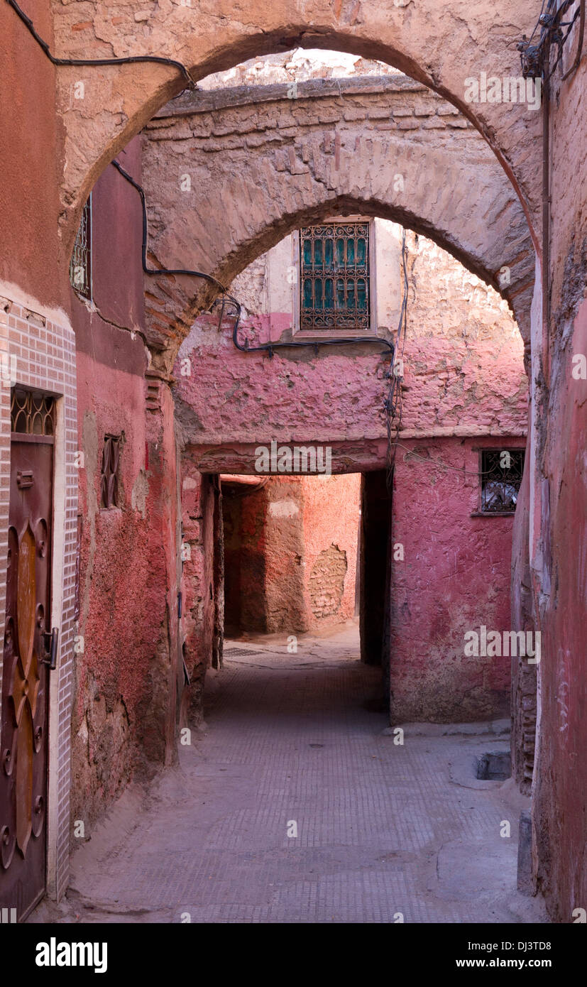Old Street (souk) con archi e reso pareti colorate nella Medina di Marrakech, Marocco, Africa del Nord Foto Stock