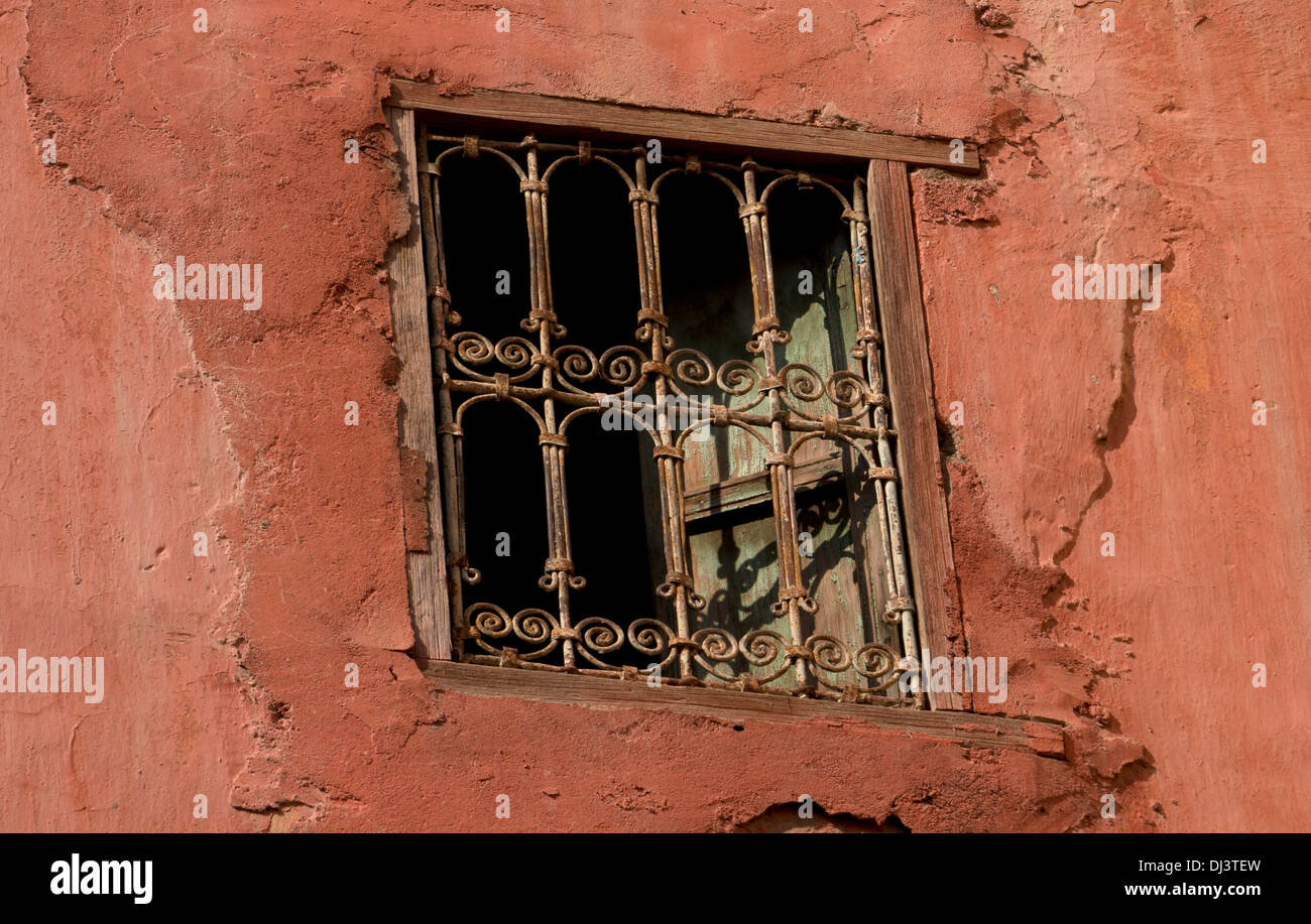 Metallo vecchia finestra marocchino in resi orange muro di casa Marrakech, Marocco, Africa del Nord Foto Stock