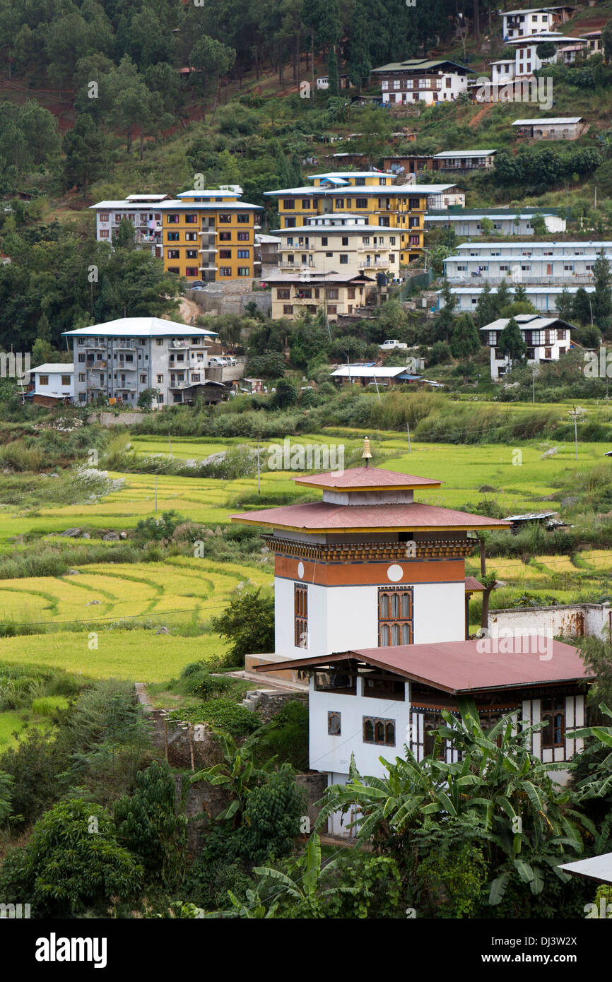 Il Bhutan, Punakha, Lobesa, nuove case costruite tra i vecchi terrazzamenti risaie Foto Stock