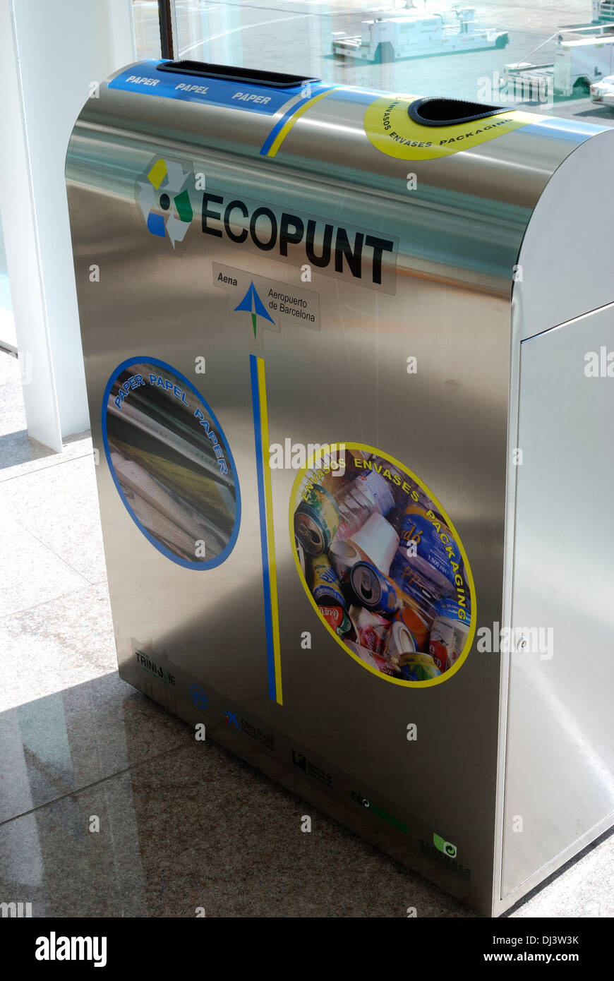 Contenitore per riciclaggio rifiuti all'aeroporto di Barcellona terminal. La Catalogna. Spagna Foto Stock