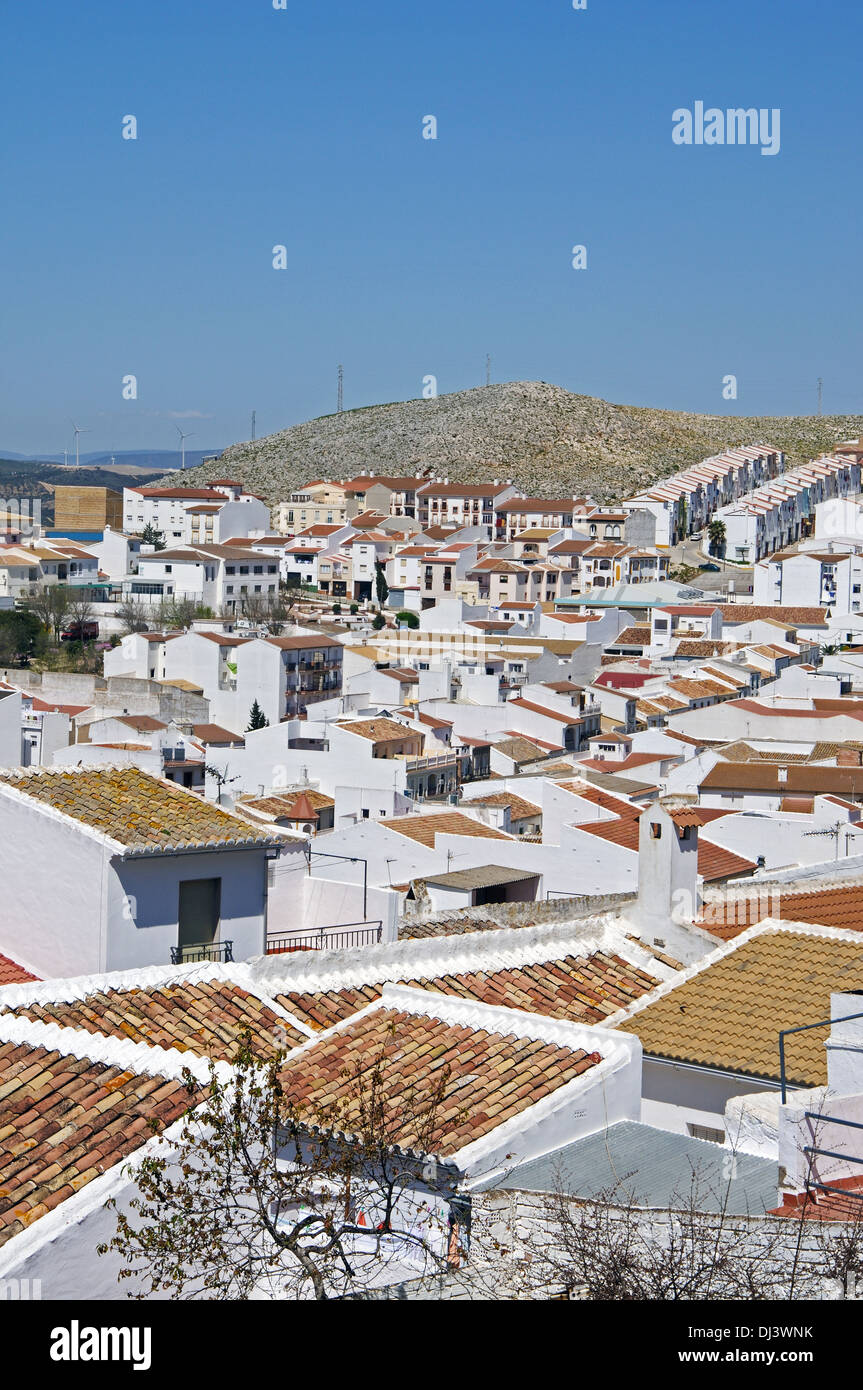 Vista sopra i tetti di villaggio, Teba, provincia di Malaga, Andalusia, Spagna, Europa occidentale. Foto Stock