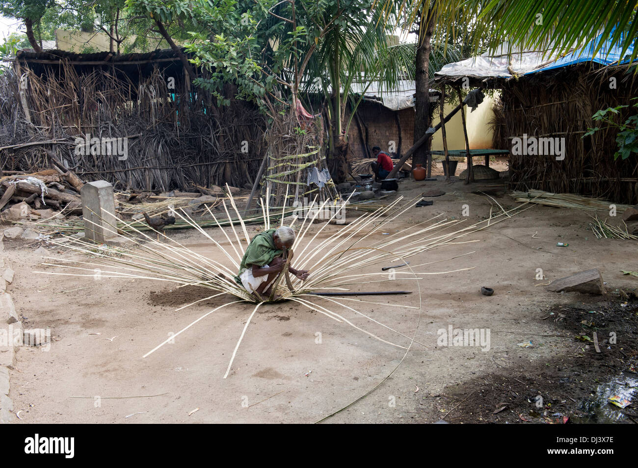 Uomo indiano rendendo un tessuto tradizionale penna di capra da bambù in un territorio rurale villaggio indiano. Andhra Pradesh, India Foto Stock