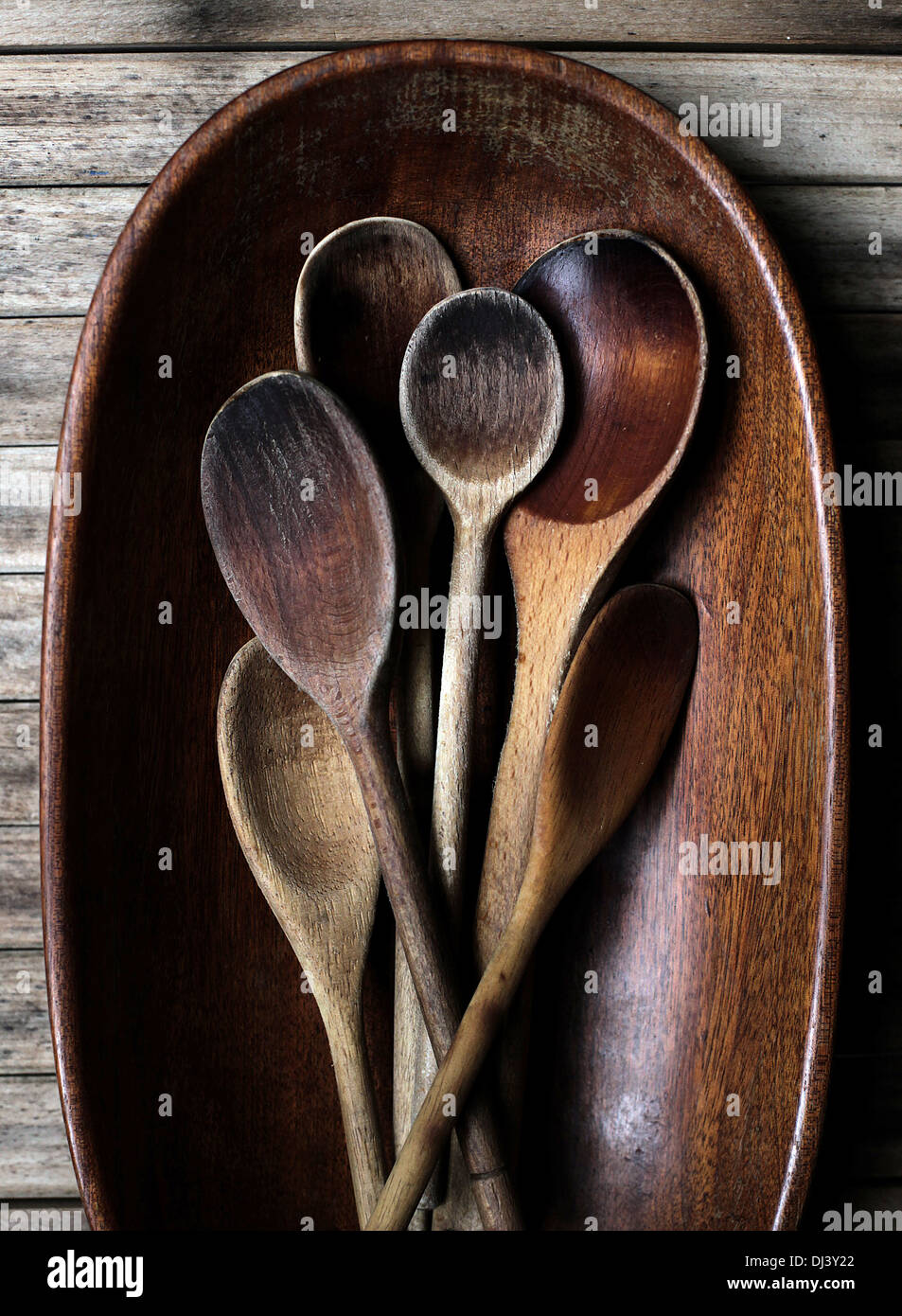 Cucchiai di legno nella ciotola di legno Foto Stock