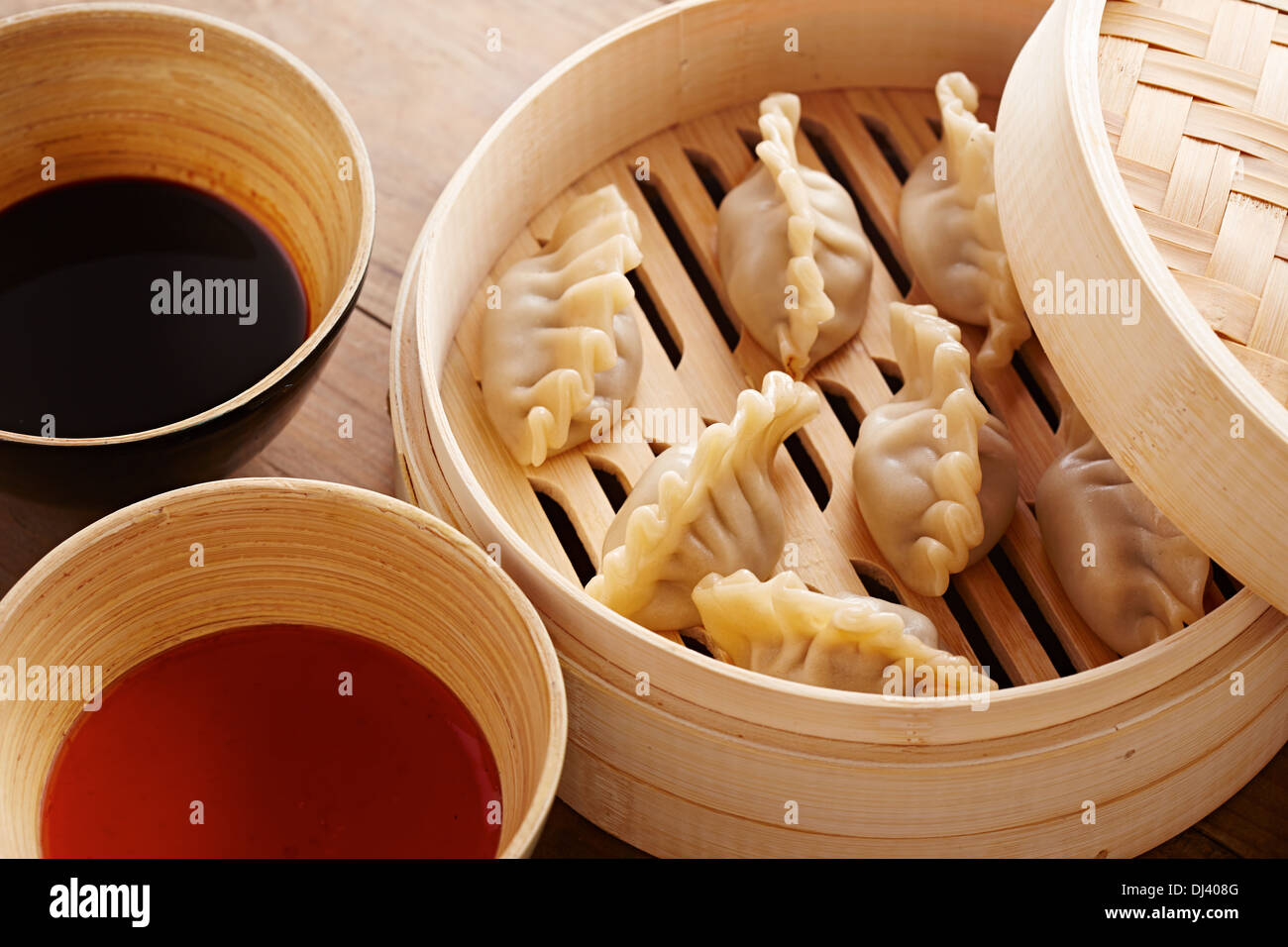 In casa dim-sum gnocchi asiatici su un tradizionale sistema di cottura a vapore in bambù Foto Stock