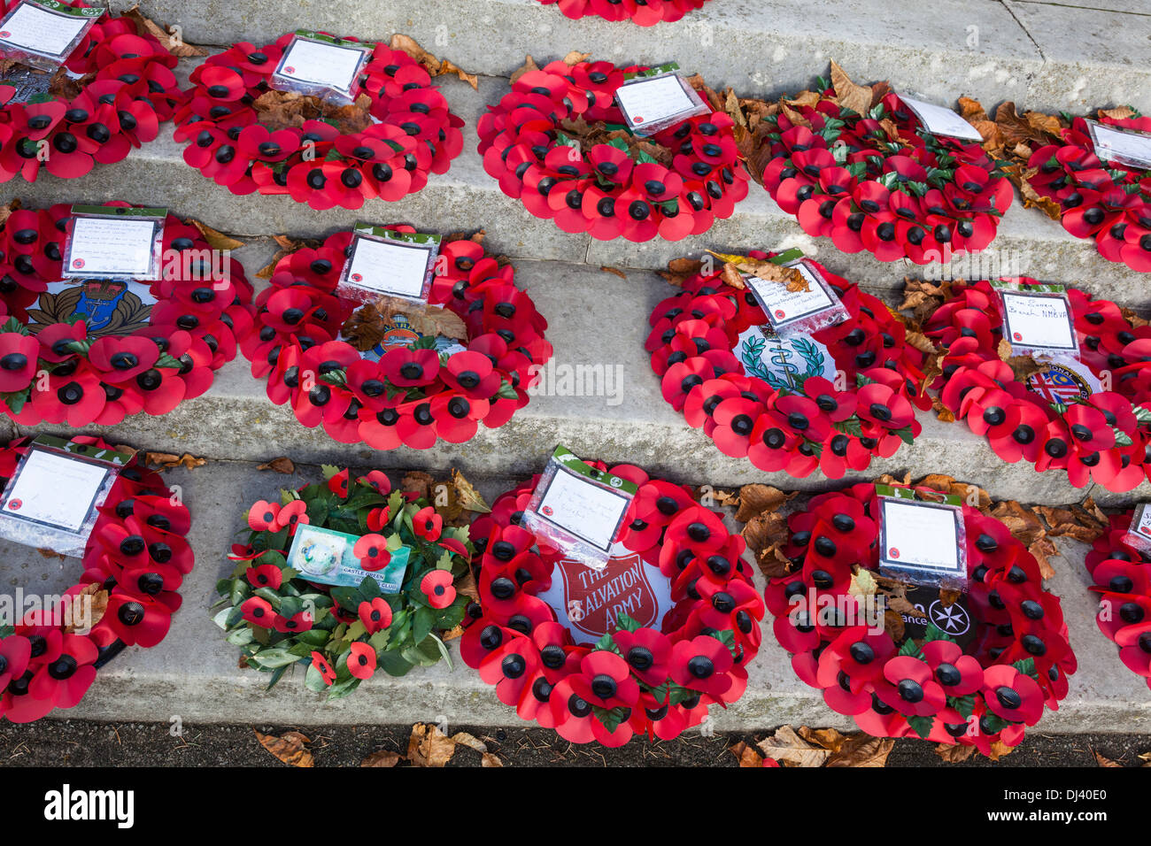 Giorno del Ricordo papaveri e ghirlande prevista sui passi da un memoriale di guerra. Foto Stock