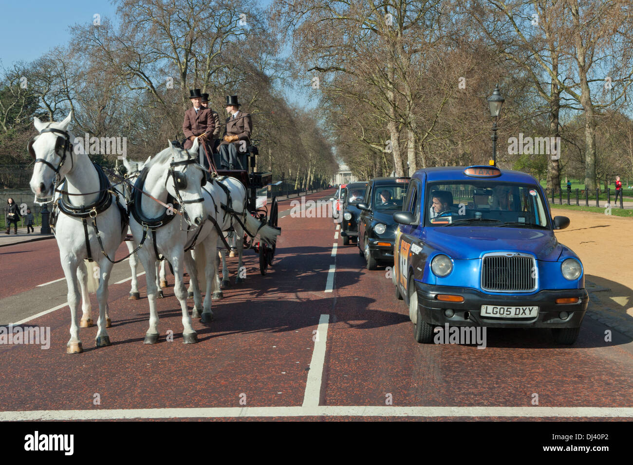 London black taxi e carrozza a cavallo in un colpo solo Foto Stock