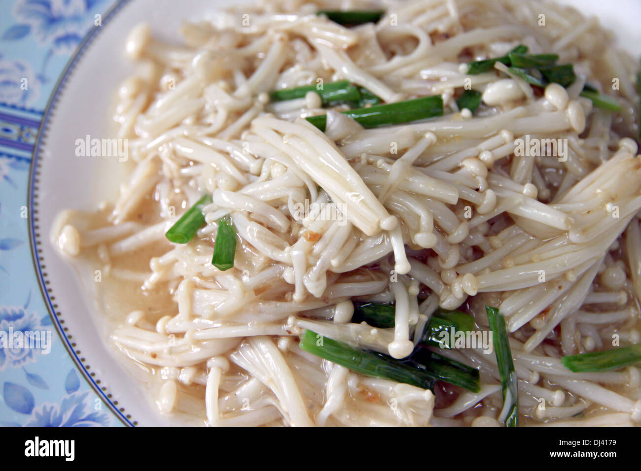 I funghi di miscelazione con il pepe e il basilico, cibo locale in Thailandia. Foto Stock I funghi di miscelazione con il pepe e il basilico, cibo locale in Thailandia. Foto Stock