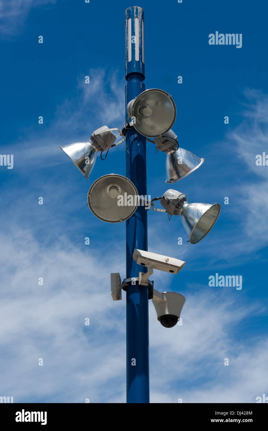 Montante della lampada contro un cielo blu Foto Stock