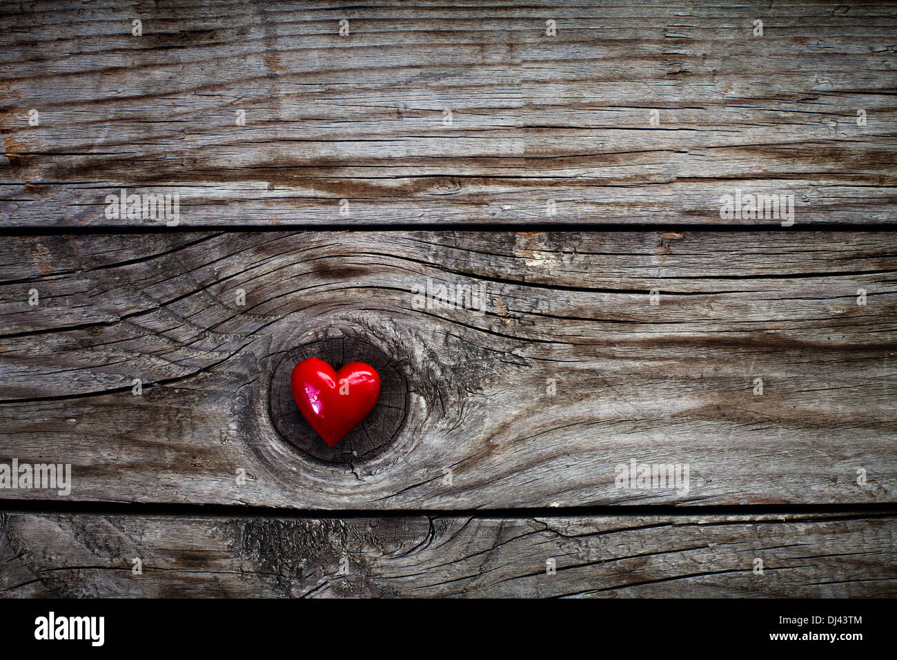 Il giorno di San Valentino lo sfondo con il cuore sulla scrivania in legno Foto Stock