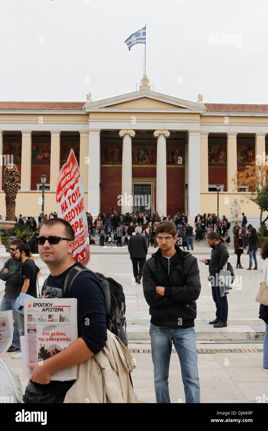 Atene, Grecia. Xxi Nov, 2013. I dipendenti di università e gli studenti protestano contro i tagli di posti di lavoro al di fuori di Atene' universita'. Operatori amministrativi presso università greche sono in sciopero per la loro undicesima settimana consecutiva. Credito: Aristidis Vafeiadakis/ZUMAPRESS.com/Alamy Live News Foto Stock