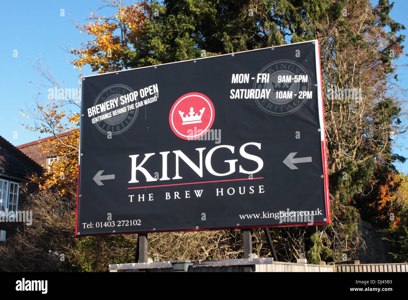 Segno indicante la direzione per il Kings Brew House Horsham West Sussex Regno Unito Foto Stock