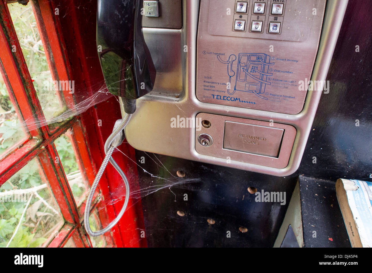 Un BT telefono pubblico in Dentdale, che è usato molto raramente, ammaccature, Cumbria, Regno Unito. Foto Stock