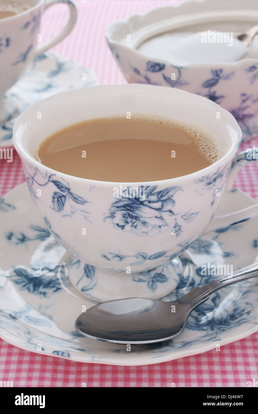 Il tè serviti con latte in un osso floreali cina servizio da tè Foto Stock