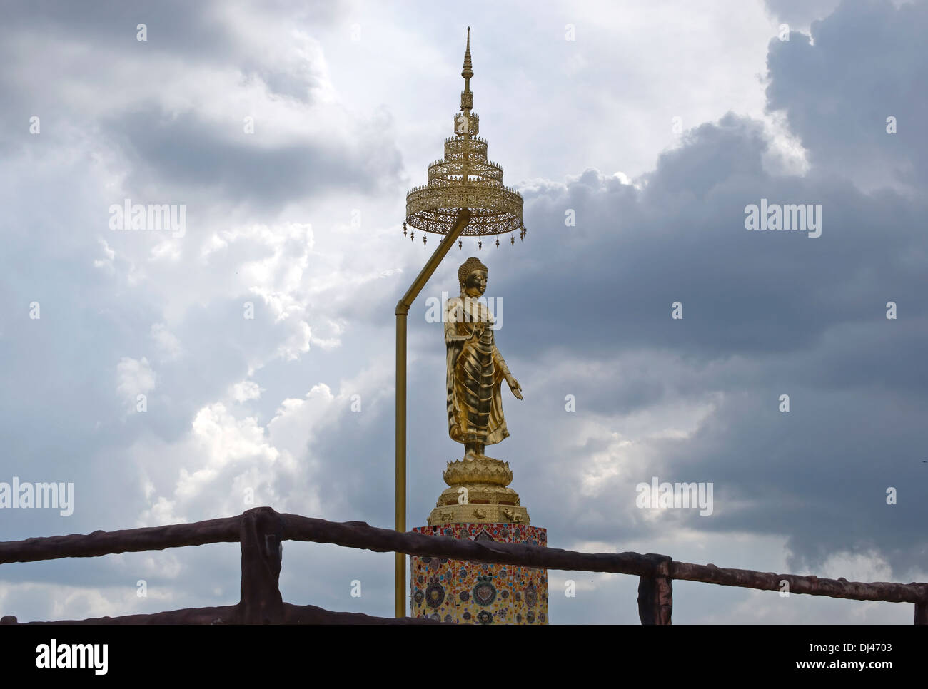 Immagine del buddha di Wat Phra That Pha Kaew, o il tempio su di una scogliera di vetro, un monastero buddista in khao kho, phetchabun, Thailandia Foto Stock